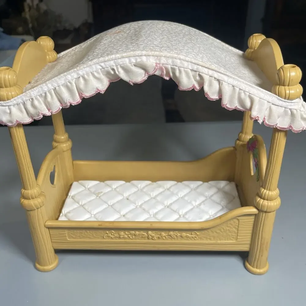 Vtg 1998 & 1999 Fisher Price Briarberry Bear Canopy Bed, Rocking & Dining Chair